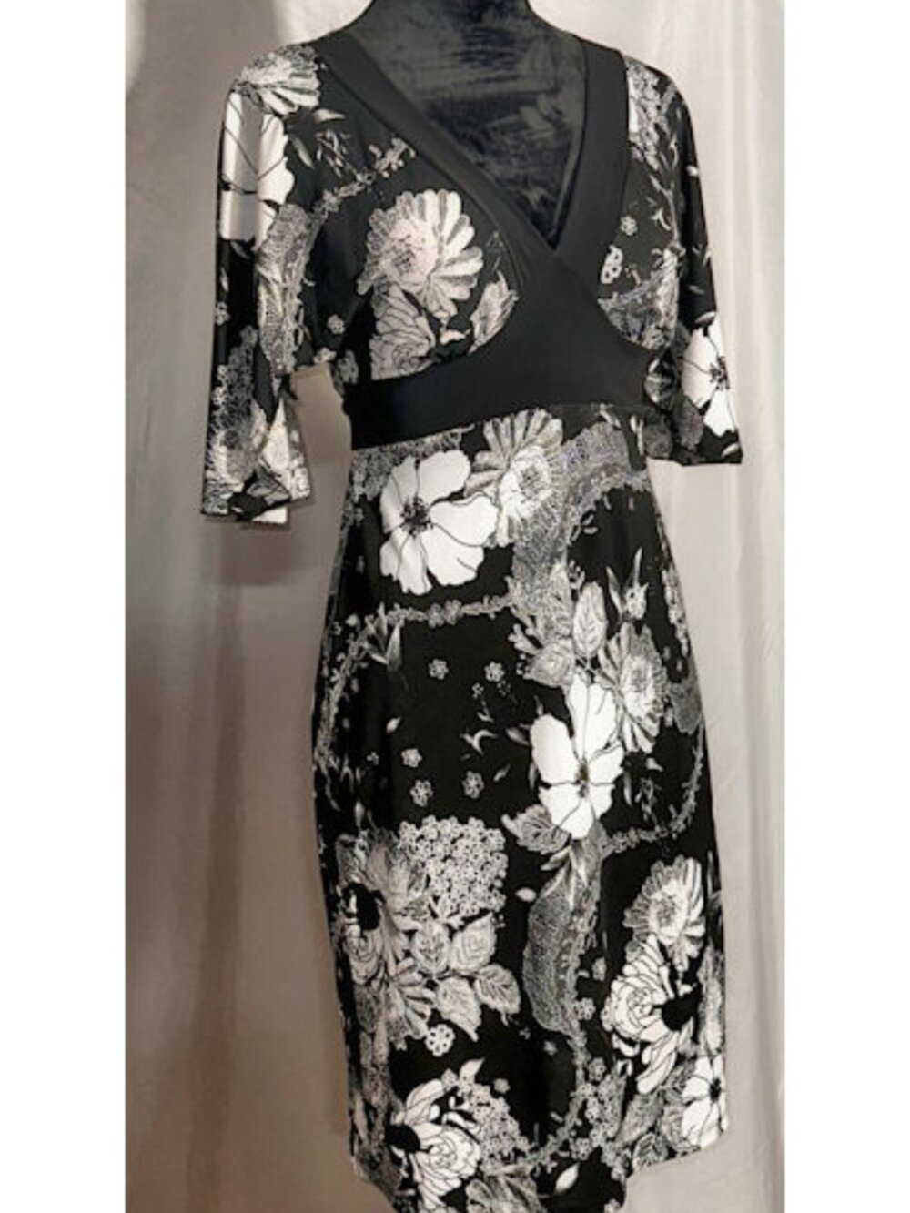 B. Moss Black and White Flowered Knit Dress, X-Small - Picture 4 of 10